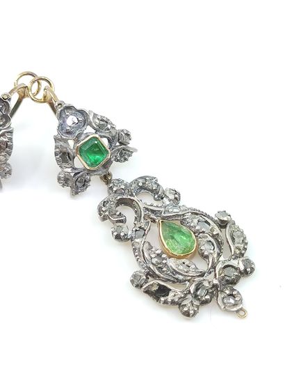 PAIRE de boucles d'oreilles girandoles en...
