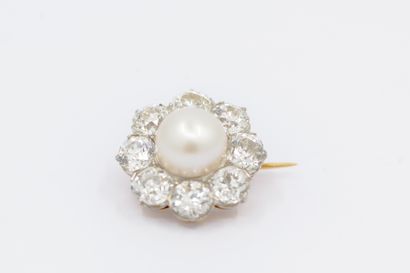 
BROCHE en or jaune 750° dans un entourage...