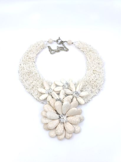 Collier pectoral fantaisie en pierres blanches...