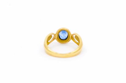 BAGUE en or jaune 750° ornée d'un saphir...