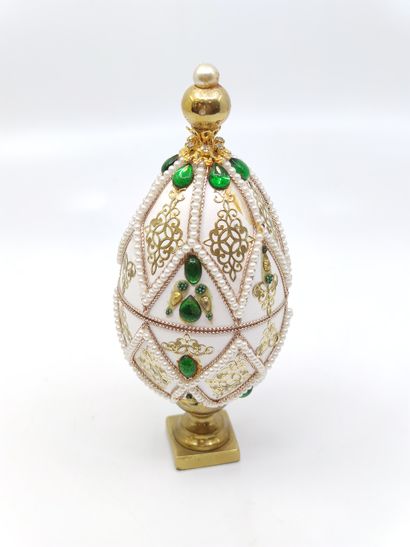 
Œuf dans le goût de Fabergé, orné de cabochons...