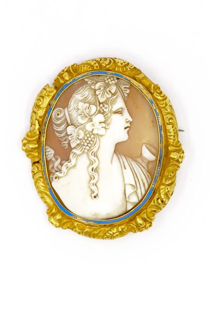 IMPORTANTE broche en or jaune 750° ornée...