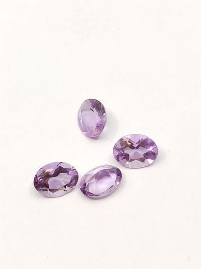 QUATRE Améthystes Ovale 8 x 6 

Poids : 4,07...