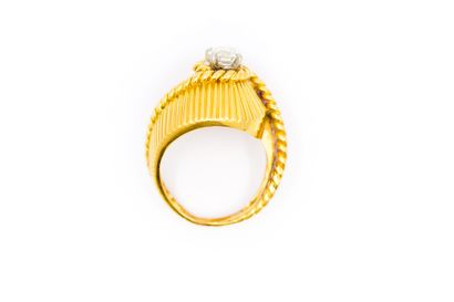 BAGUE Tourbillon en or jaune 750° ornée d'un...