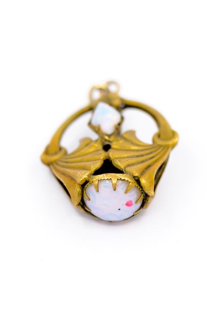 PENDENTIF en vermeil ornée de reproduction...