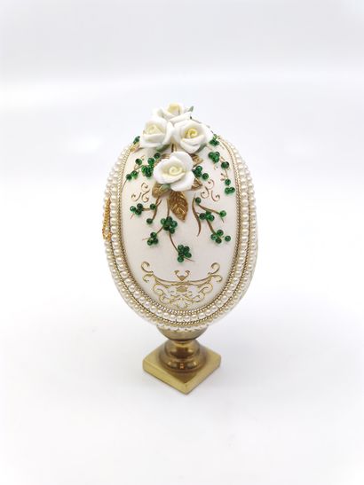 
Œuf dans le goût de Fabergé, orné de de...