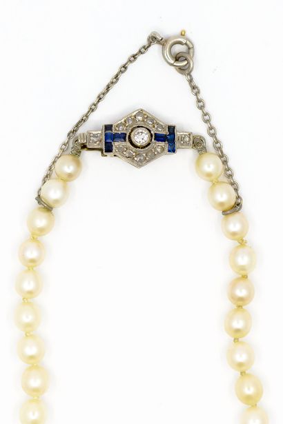 COLLIER de perles, fermoir en or gris 750...