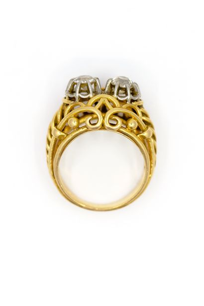 BAGUE en or deux tons 750° ornée de deux...