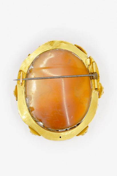 IMPORTANTE broche en or jaune 750° ornée...