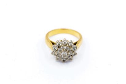 BAGUE fleur

en Or jaune 750 ornée de diamants

Poids...