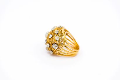 IMPORTANTE BAGUE Dôme ajourée en or jaune...