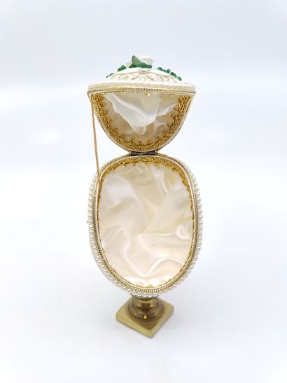 
Œuf dans le goût de Fabergé, orné de de...