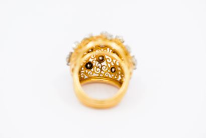 IMPORTANTE BAGUE Dôme ajourée en or jaune...