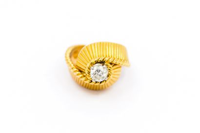 BAGUE Tourbillon en or jaune 750° ornée d'un...