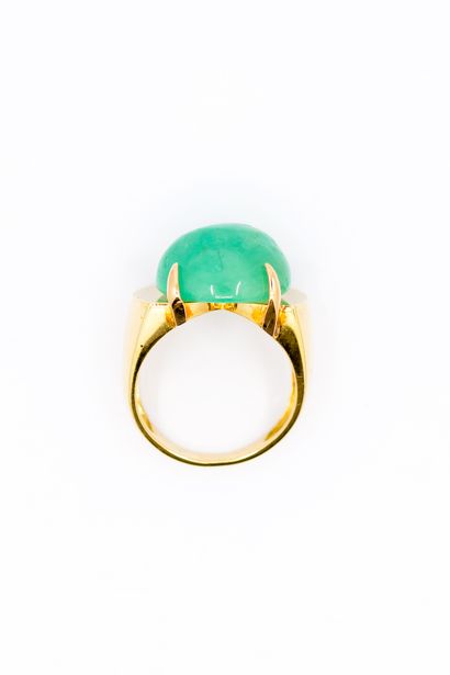 BAGUE jonc en or 750° ornée d'un cabochon...