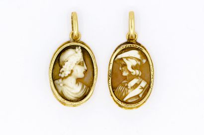 PAIRE de pendentif camée coquille cerclage...