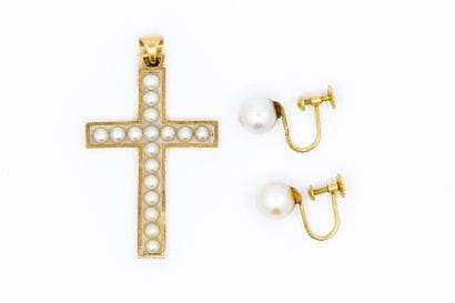 CROIX en or jaune 750° ornée de perles et...