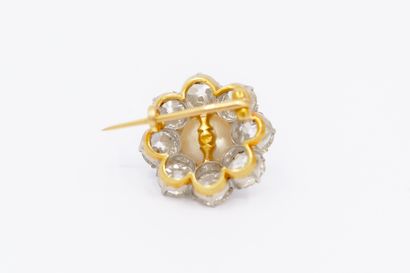 
BROCHE en or jaune 750° dans un entourage...