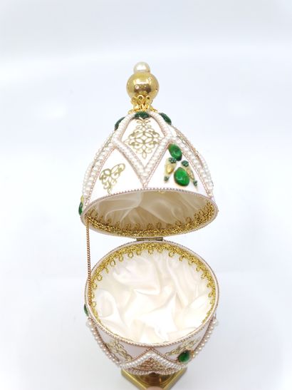 
Œuf dans le goût de Fabergé, orné de cabochons...
