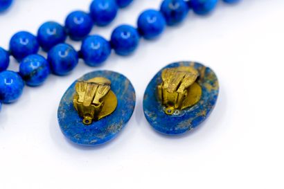 PARURE COMPRENANT:

COLLIER en LAPIS LAZULLI,...