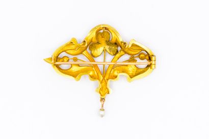 BROCHE en or deux tons figurant un motif...