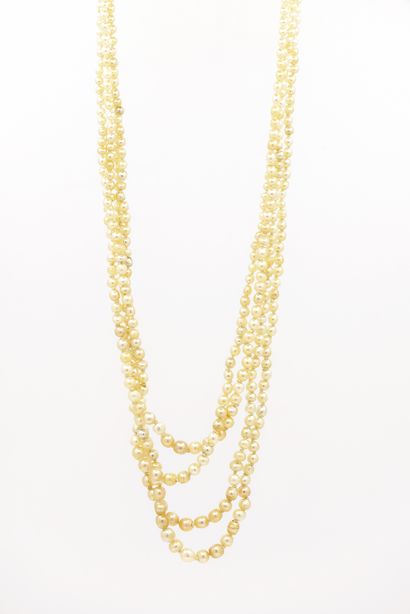 COLLIER quatre rangs de perles fines, fermoir...