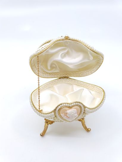 
Œuf dans le goût de Fabergé, orné de strass,...