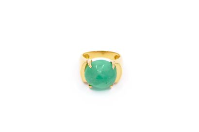 BAGUE jonc en or 750° ornée d'un cabochon...