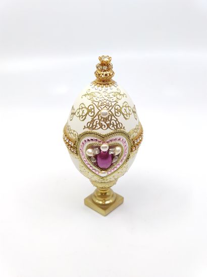 
Œuf dans le goût de Fabergé, orné de deux...