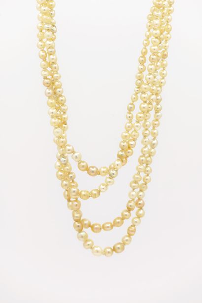 COLLIER quatre rangs de perles fines, fermoir...