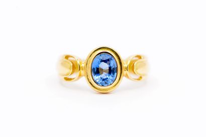 BAGUE en or jaune 750° ornée d'un saphir...