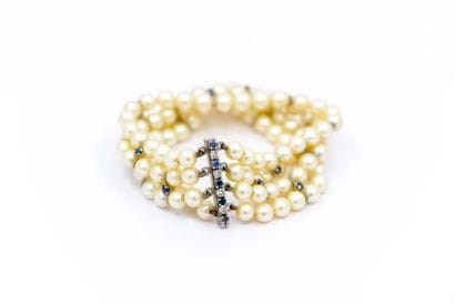 BRACELET quatre rangs de perles ponctué de...