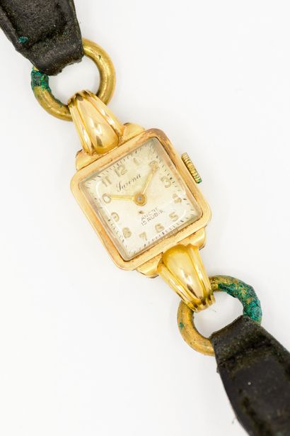 SURENA

MONTRE de dame, boîtier carré en...