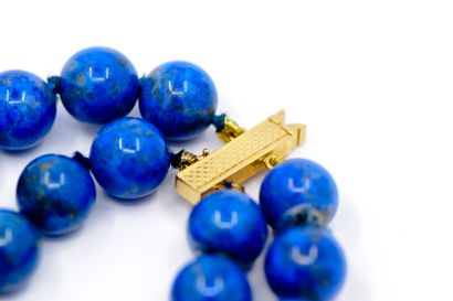 PARURE COMPRENANT:

COLLIER en LAPIS LAZULLI,...