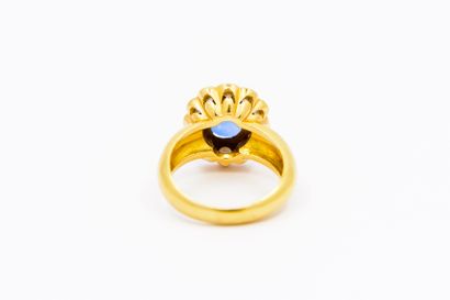 BAGUE marguerite en or jaune 750° ornée d'un...