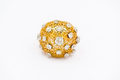 IMPORTANTE BAGUE Dôme ajourée en or jaune...