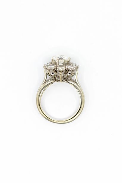 IMPORTANTE bague marguerite en or gris 750...