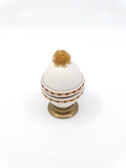 
Œuf dans le goût de Fabergé, orné de deux...