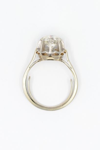 BAGUE solitaire en or gris 750° ornée d'un...