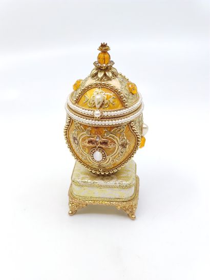 
Oeufs dans le goût de Fabergé faisant boite...
