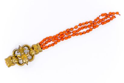 BRACELET triple rangs de corail cassé, important...