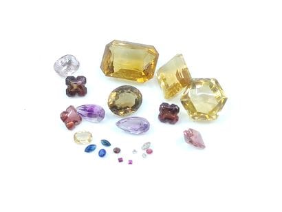 LOT de pierres fines comprenant :

Citrines,...