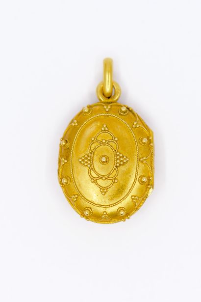 PENDENTIF porte-souvenir en or jaune 750°...