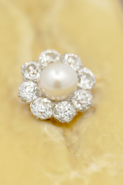 
BROCHE en or jaune 750° dans un entourage...