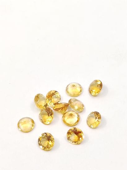 DOUZE Citrines Rondes 7 mm 

Poids : 13,40...