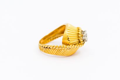 BAGUE Tourbillon en or jaune 750° ornée d'un...