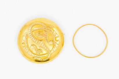 LOT D'OR 750° comprenant : 

Broche circulaire

Alliance...