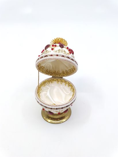 
Œuf dans le goût de Fabergé, orné de dorures...