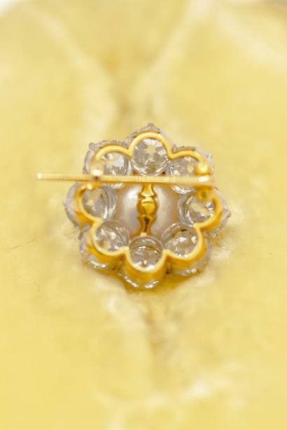 
BROCHE en or jaune 750° dans un entourage...