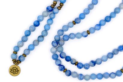 COLLIER En Agate bleue montée sur fil élastique...